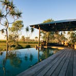 Wet edge swimming pool