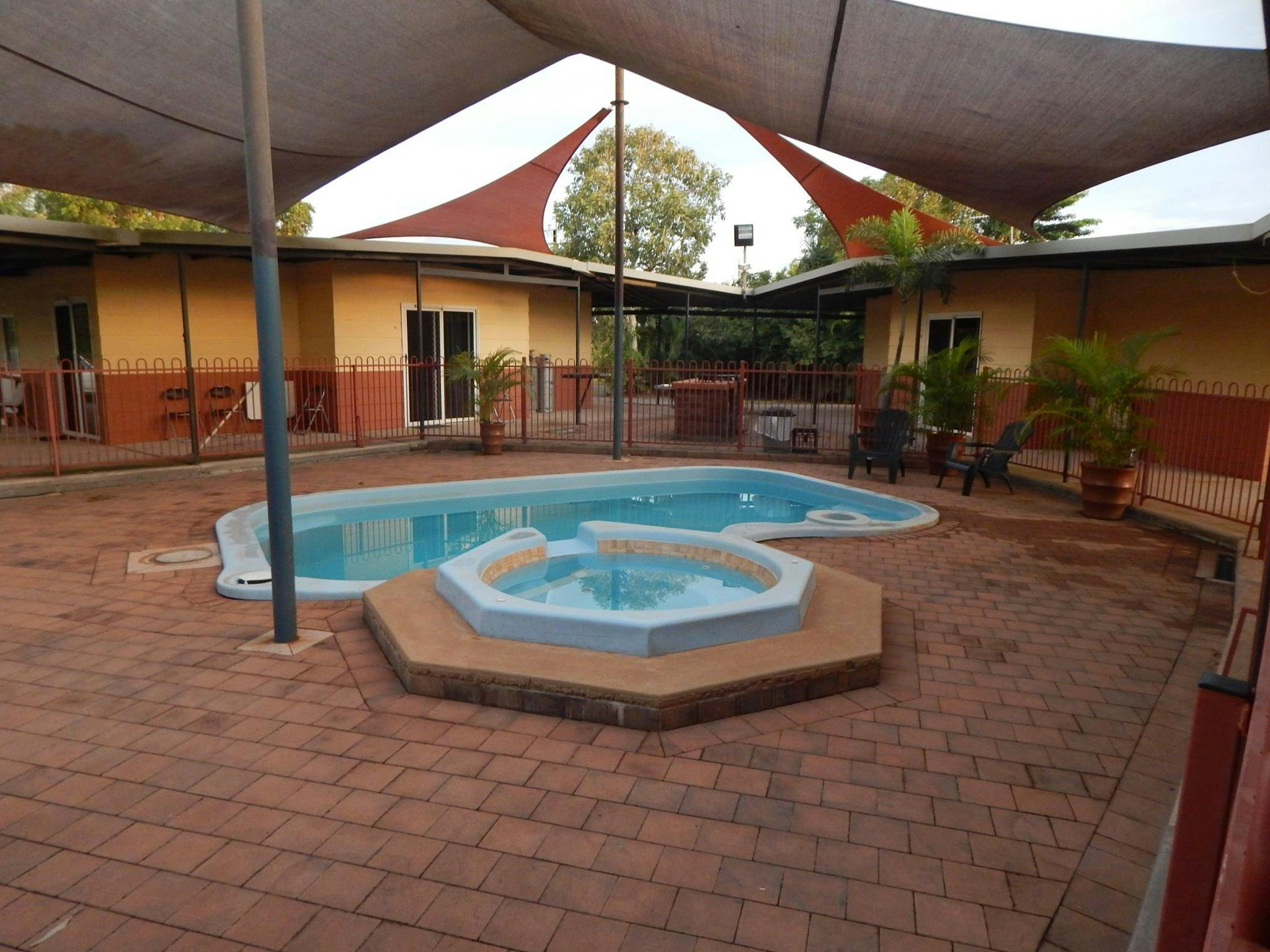 Sandpalms Roadhouse & Tropical Motel