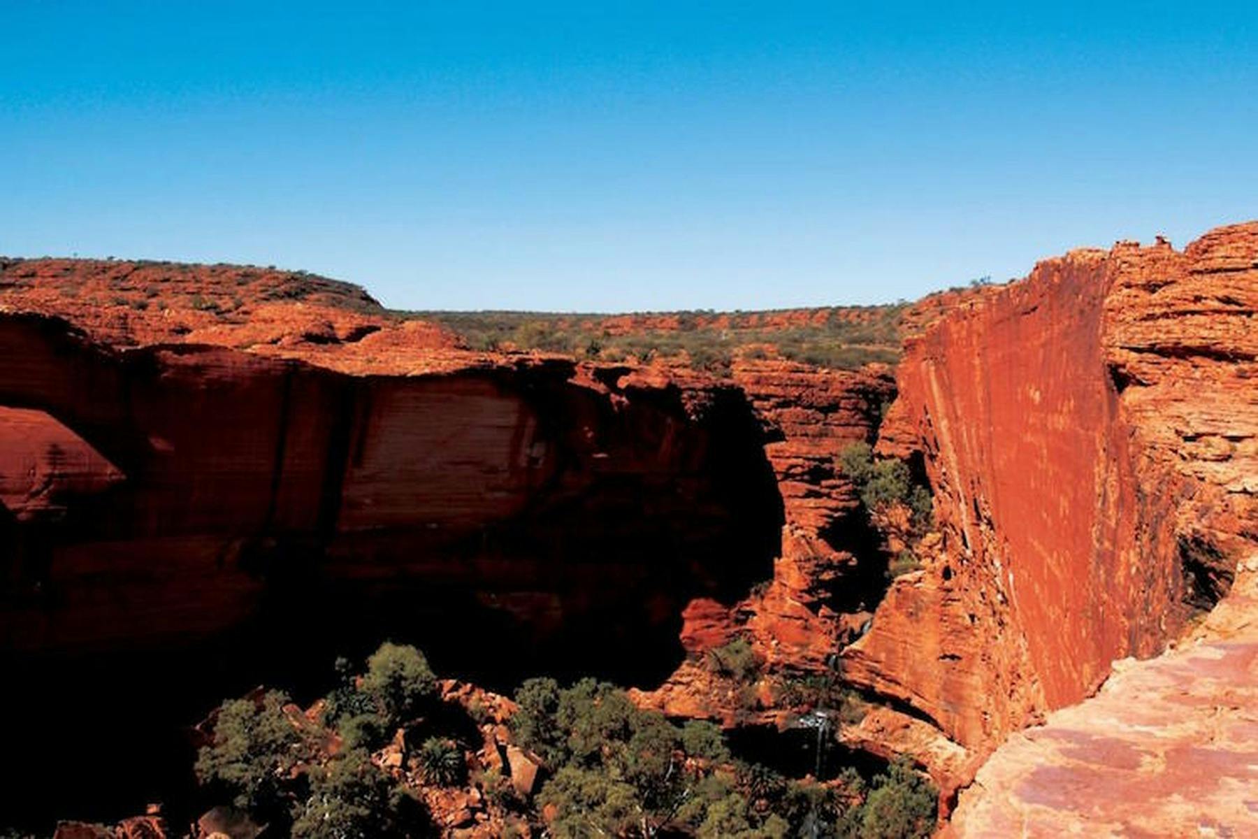 The dramatic red cliffs of Kings Canyon