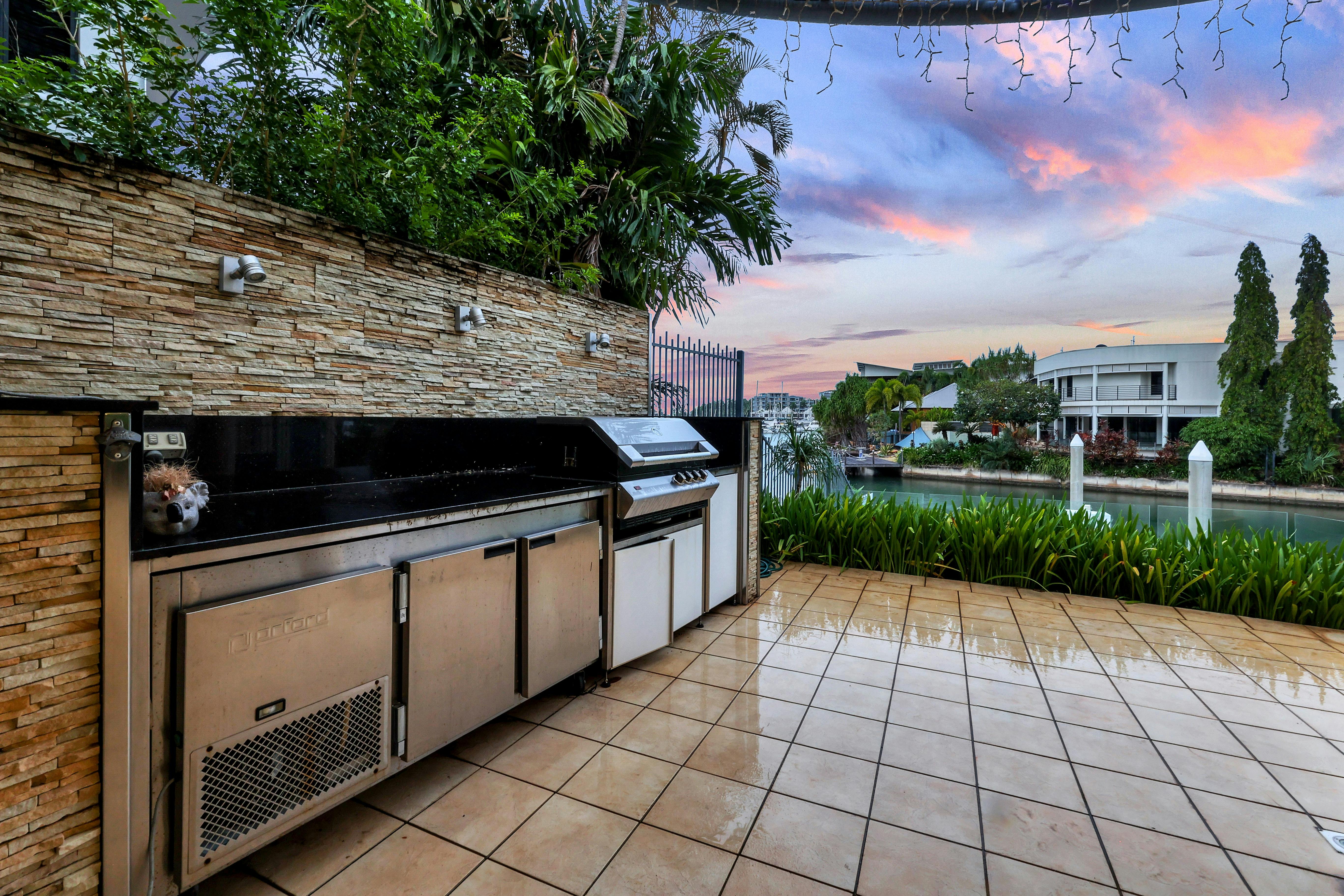 Luxury Vacation Home in Darwin Outdoor BBQ