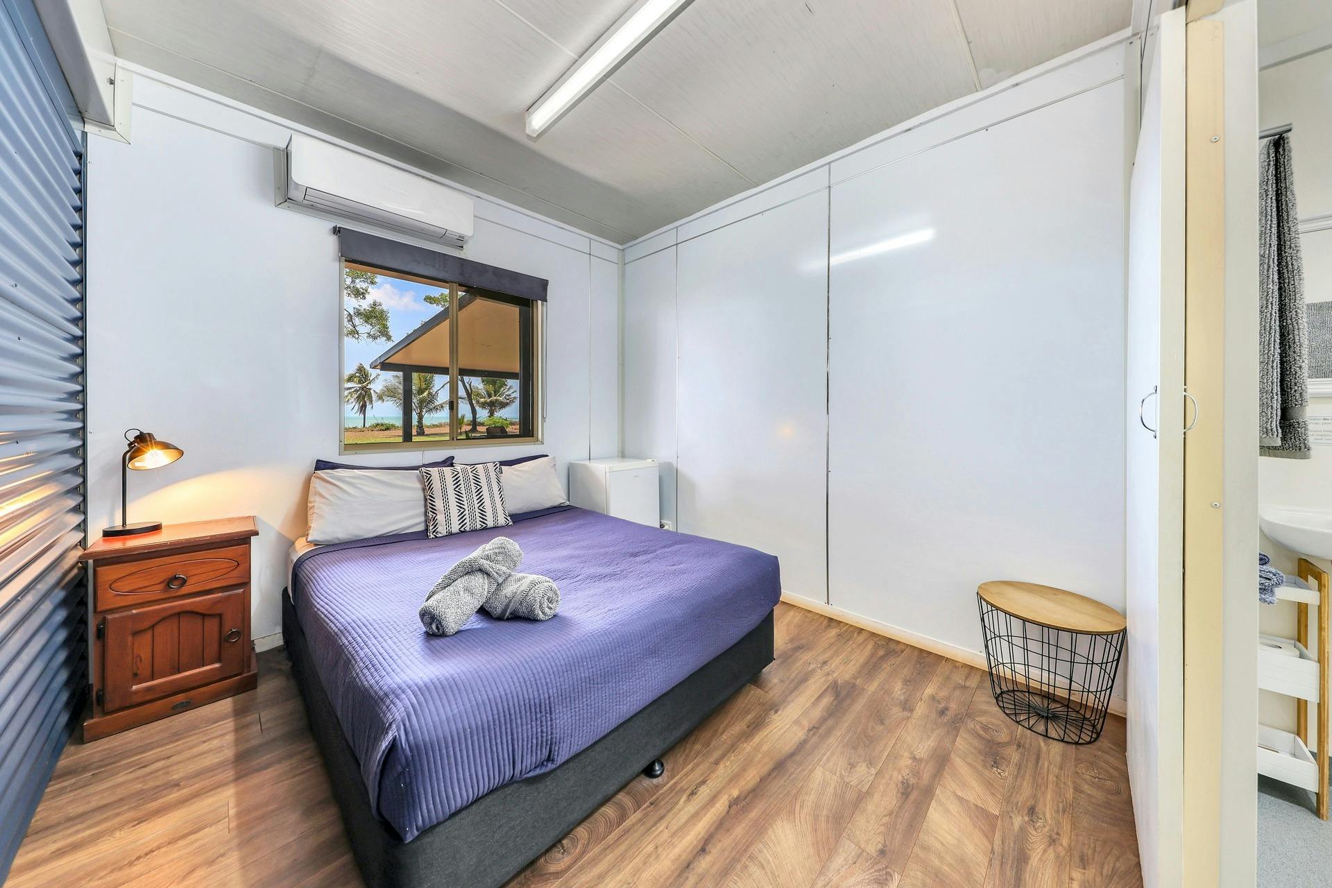 Queen room at Skippers with water views