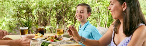 People dining at Geckos Cafe
