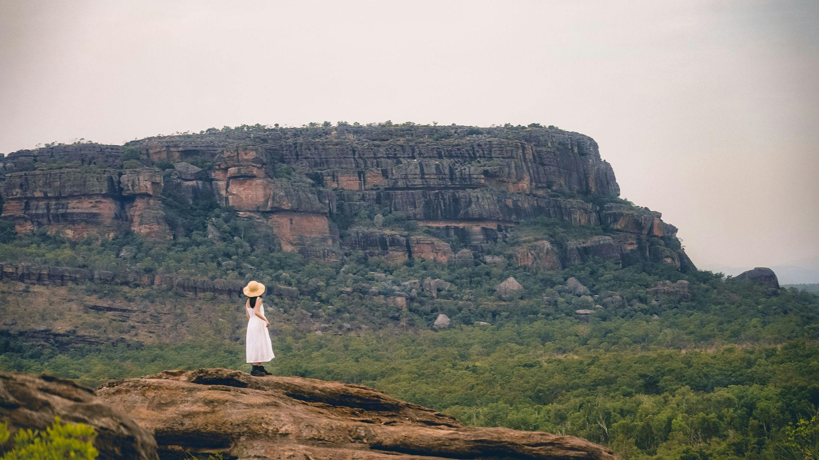 A woman stands at Naurlandja lookout