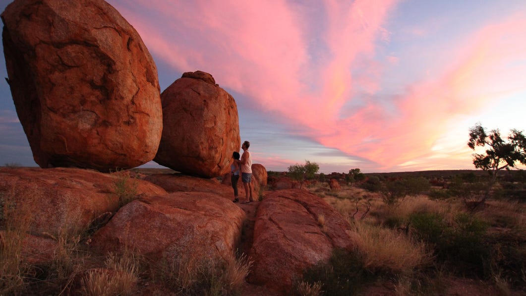 Travellers at the Devils Marbles Karlu Karlu at sunset
