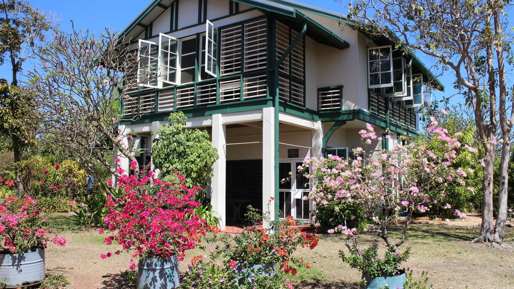 burnett-house-surrounded-by-beautiful-gardens,-d-,jpg