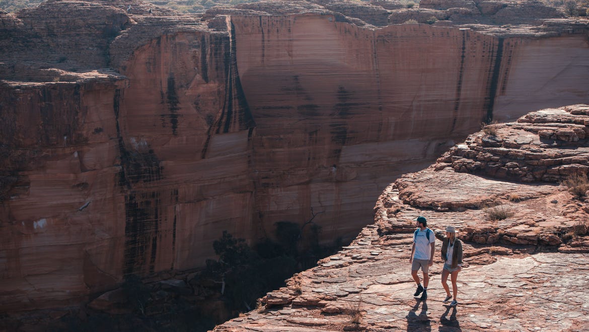 Elyse and Josh along the Kings Canyon Rim Walk