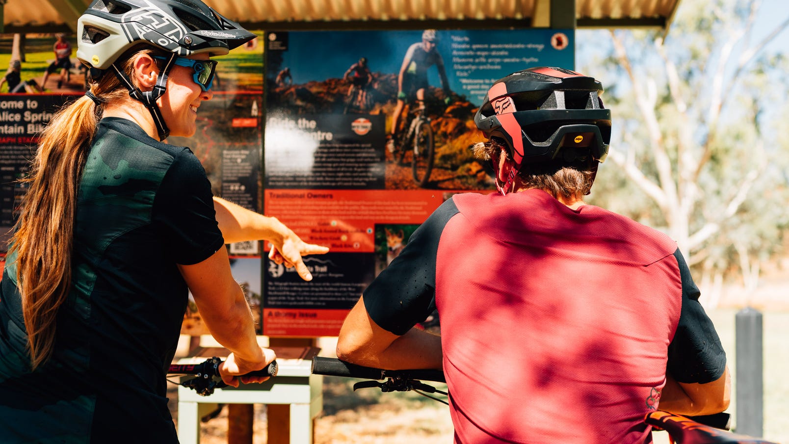 Pinkbike - 2 mountain bikers reading the MTB sign at Telegraph station @freeridenewzealand