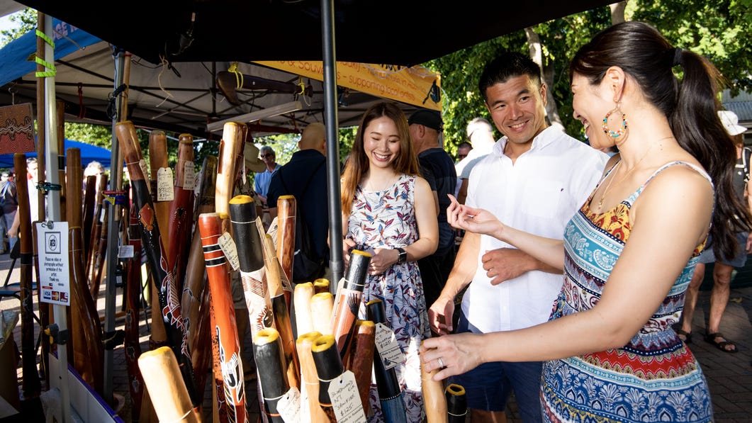 People-shopping-at-Mindil-Beach-Sunset-Markets