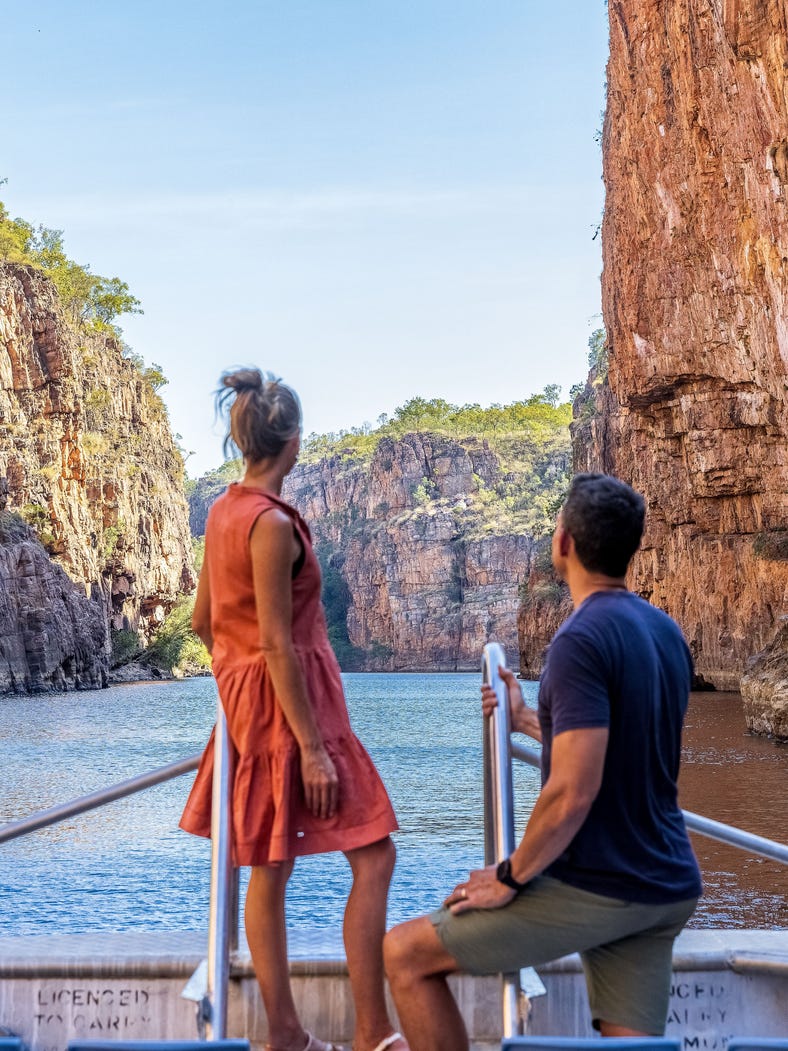 Couple-cruising-Katherine-Nitmiluk-Gorge