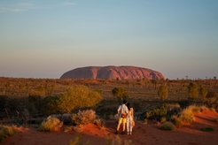 couple-viewing-uluru-in-the-distance