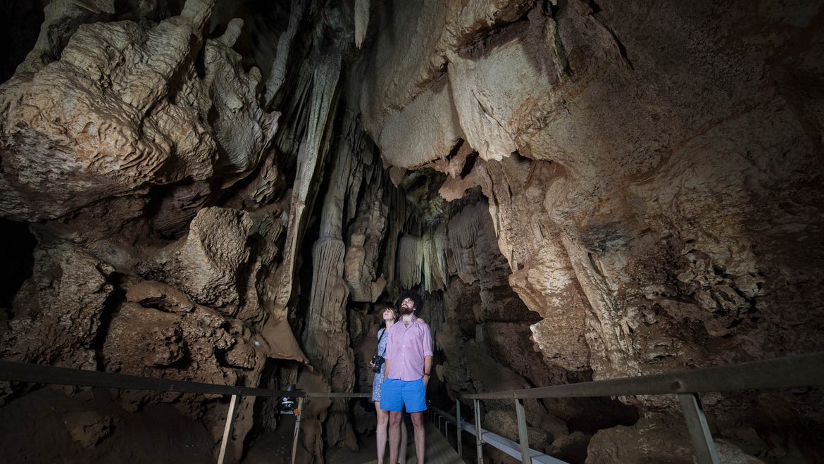 couple exploring cutta cutta caves