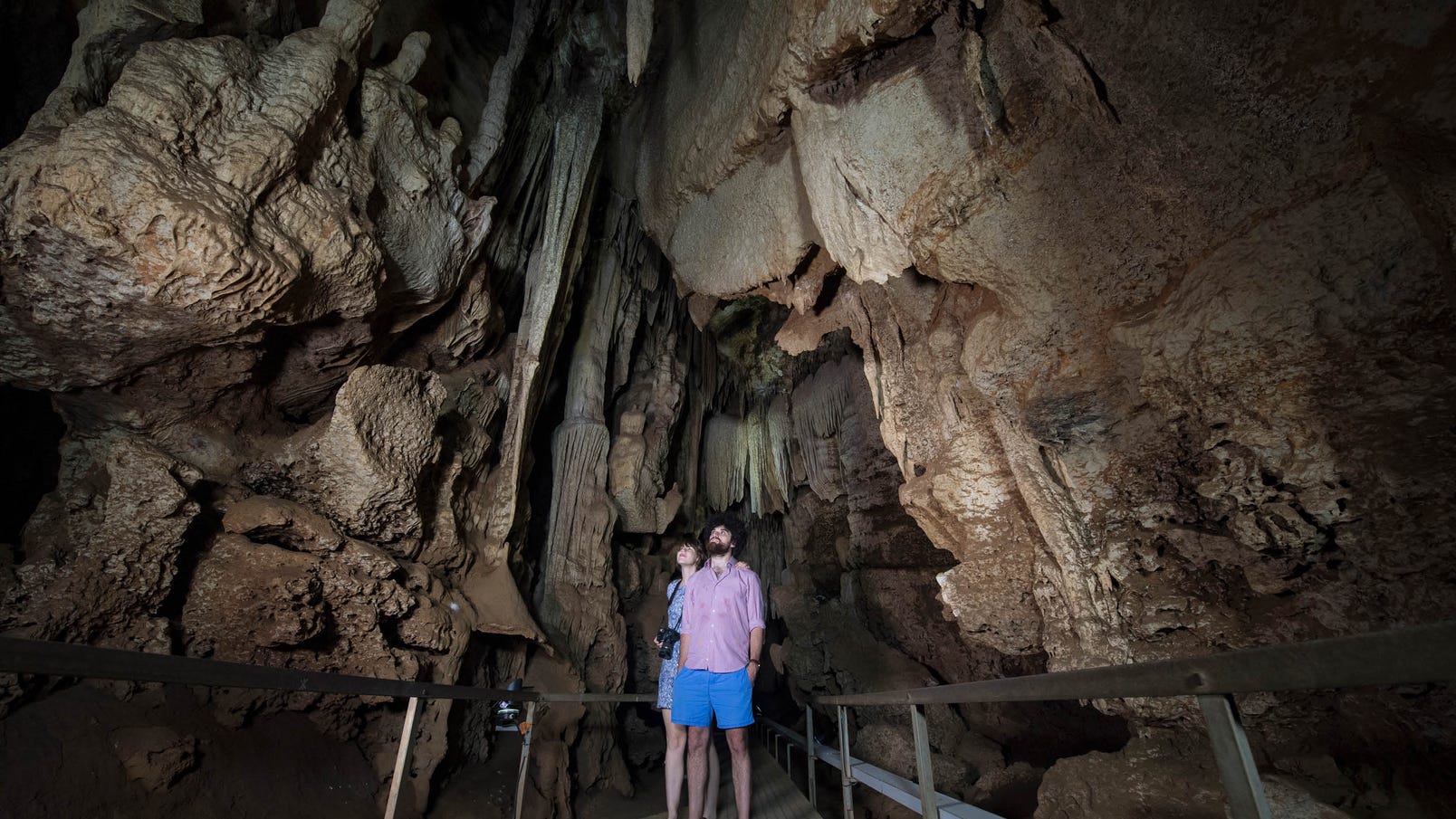 couple exploring cutta cutta caves