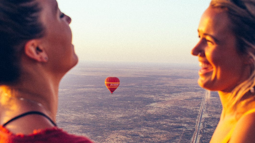 Friends-share-hot-air-baloon-ride