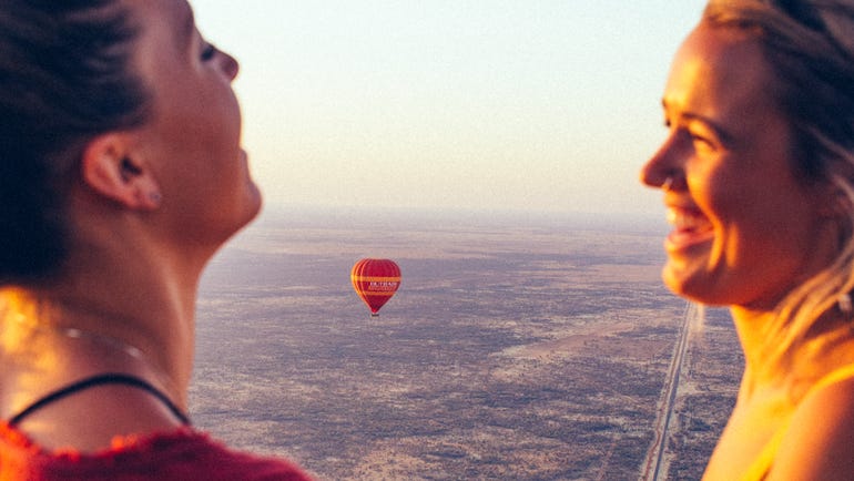 Friends-share-hot-air-baloon-ride