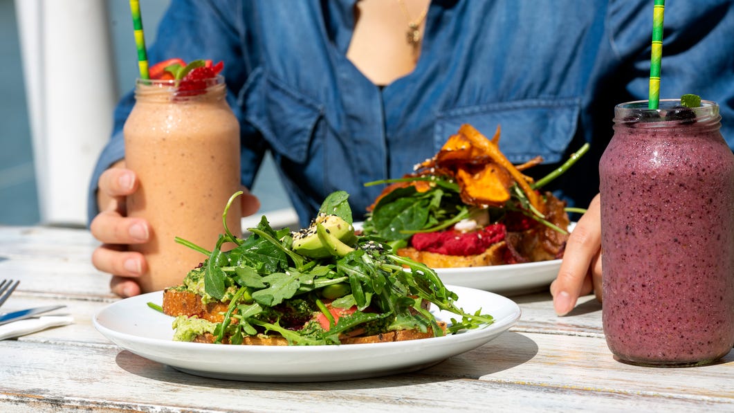 Lady-enjoying-brunch-dish-and-smoothie-at-Cullen-Bay-Marina