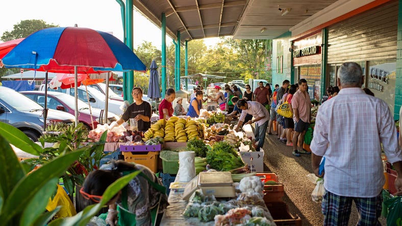 Fresh-produce-stalls-at-Rapid-Creek-Markets