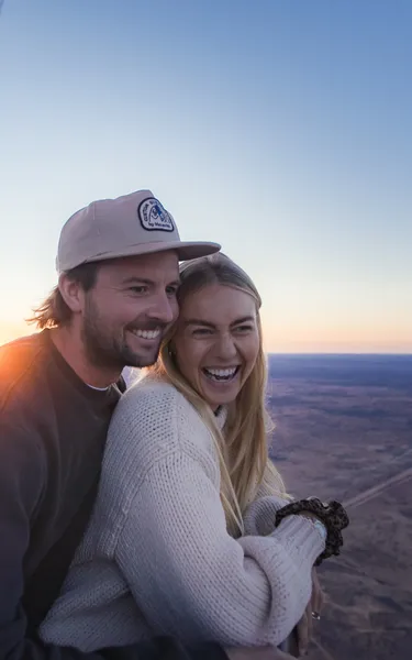 couple-standing-together-on-a-hot-air-balloon-flight-over-alice-springs-at-sunrise,-d-,jpg