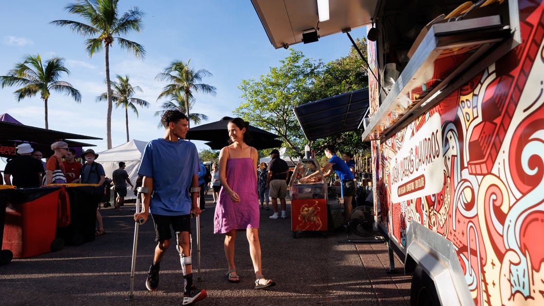 People-walking-through-Mindil-Beach-Sunset-Markets