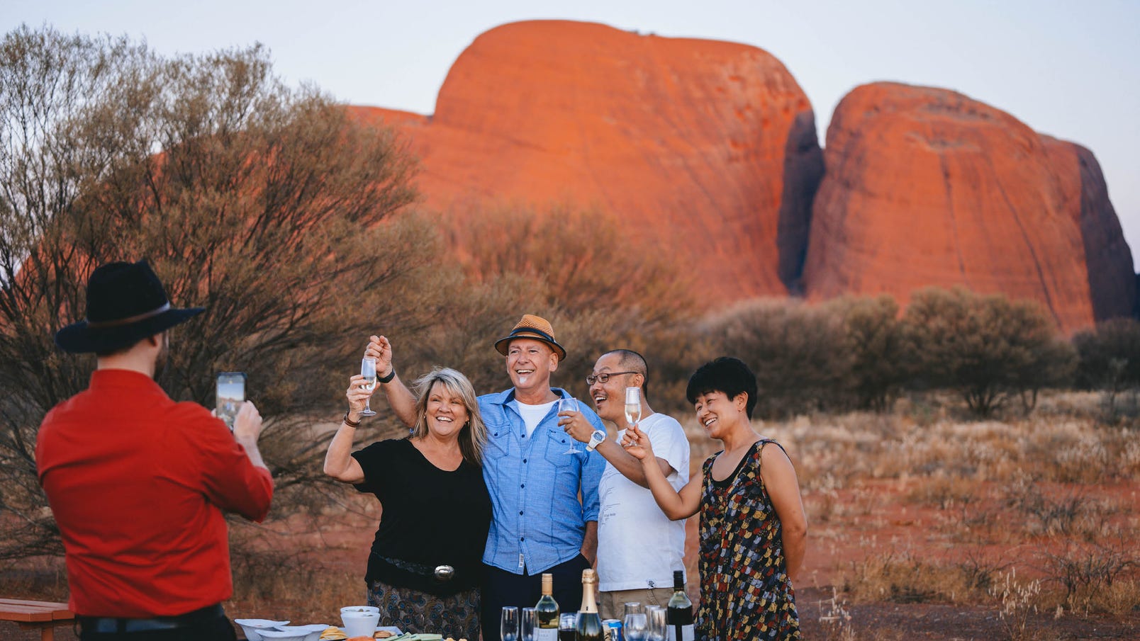 aat kings group tour with champagne and canapes at kata tjuta
