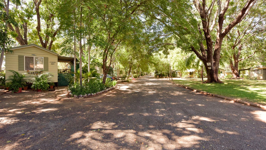 Knotts Crossing Katherine cabin and driveway