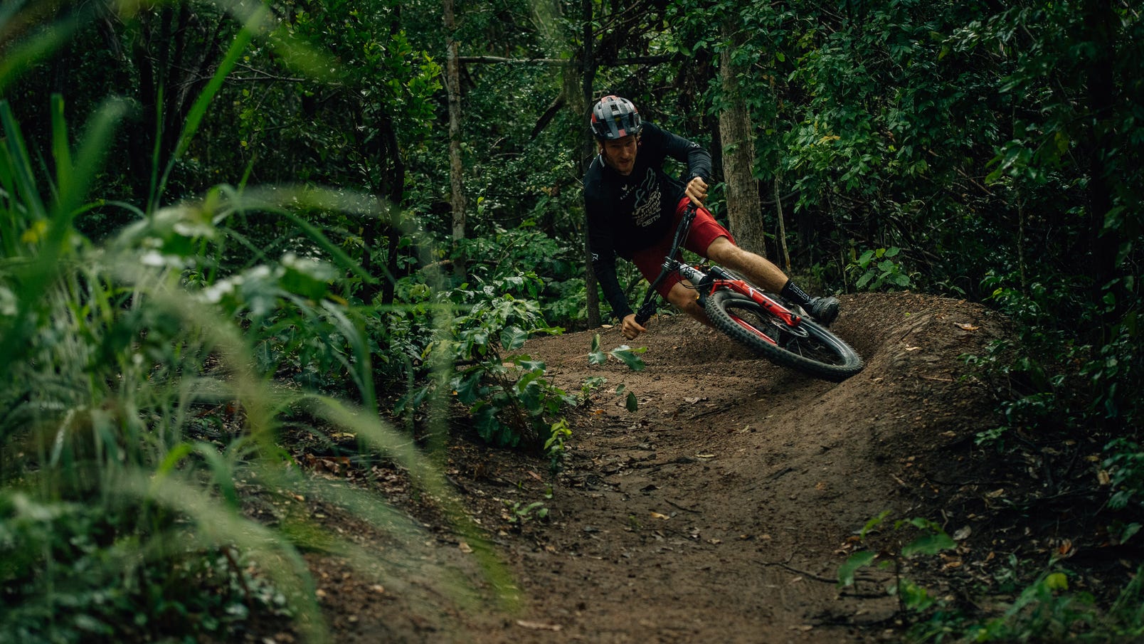 Pinkbike - Mountain biker riding around a corner on Darwin Casuarina Coastal reserve trail@freeridenewzealand