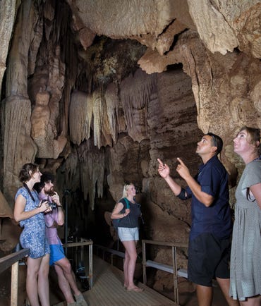 Cutta Cutta caves tour group near Katherine