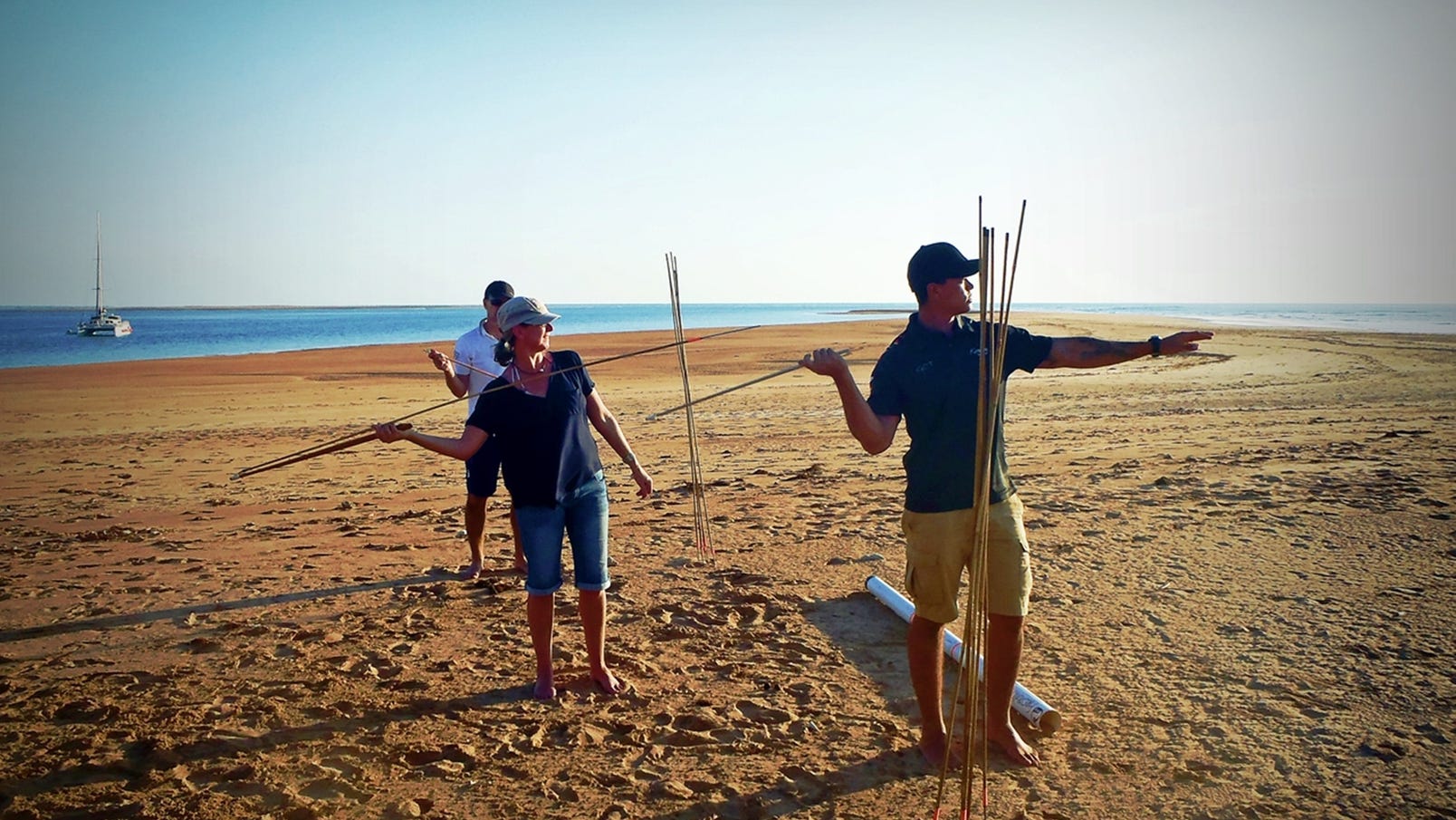 visitors-experiencing-spear-throwing-on-the-beach-as-part-of-the-aboriginal-cultural-tour,-d-,jpg