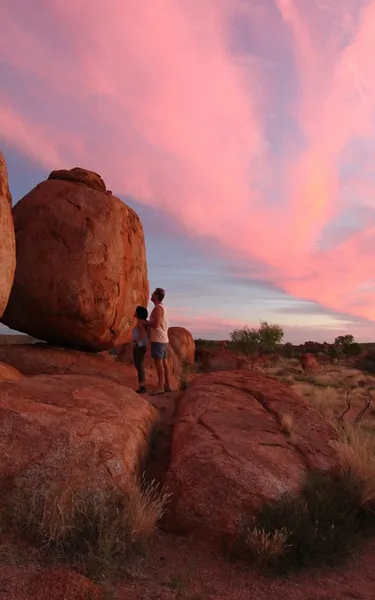 Travellers at the Devils Marbles Karlu Karlu at sunset