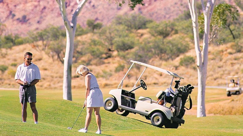 Lady putting on the golf course in Alice Springs