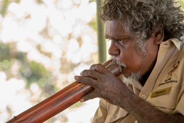aboriginal man playing the didgeridoo