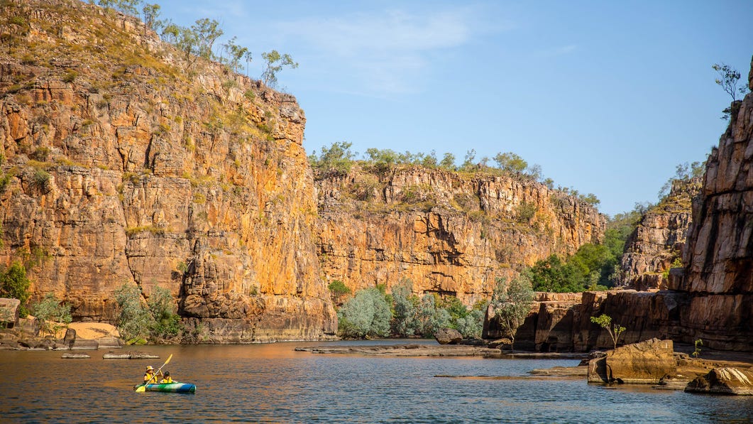 kayaking through nitmiluk gorge