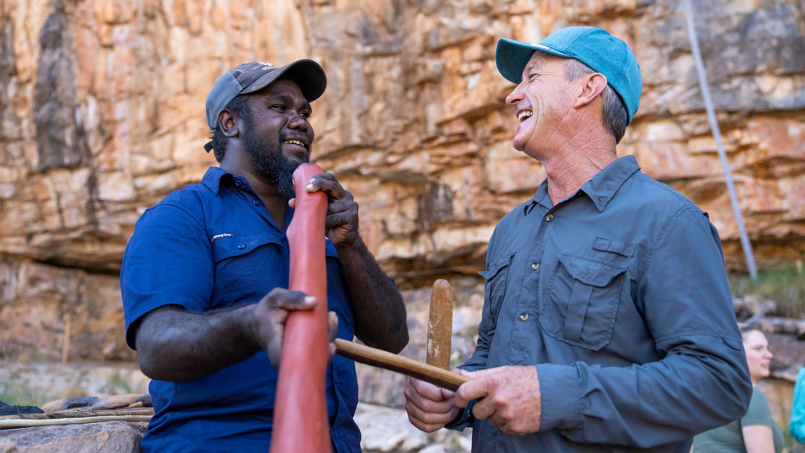 tour guide with guest and didgeridoo on nitmiluk gorge tour